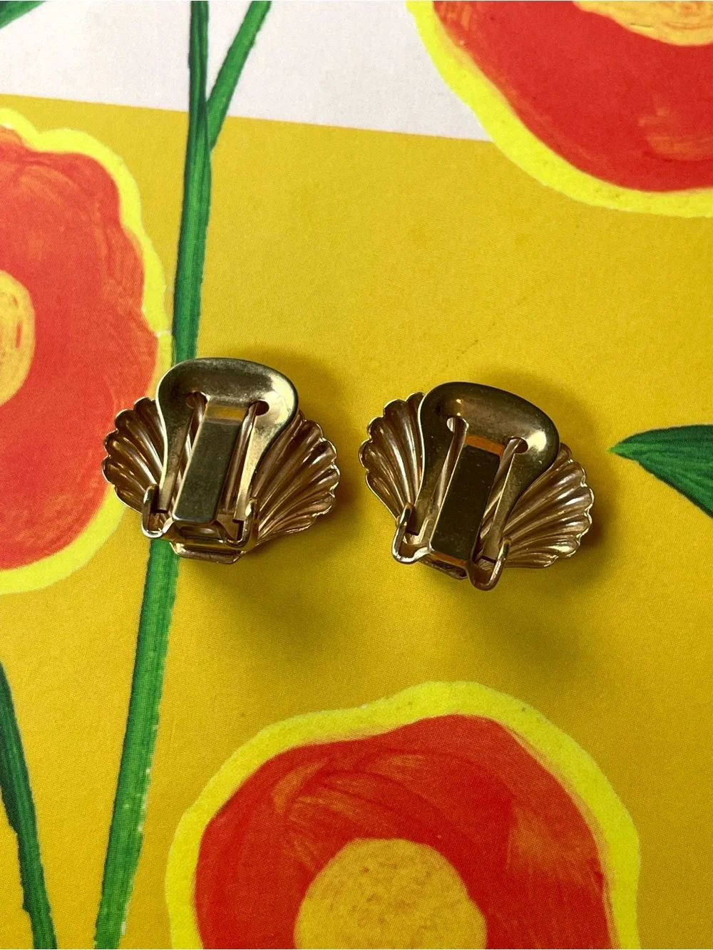 Vintage goldtone scallop shell clip-on earrings beach vacation seaside